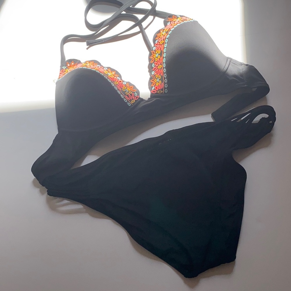 Embroidered bikini 👙